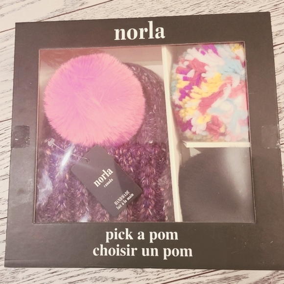 Norla . 3 Pompoms - Picture 3 of 4